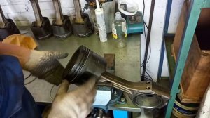 Установка поршневых колец на поршень caterpillar/perkins