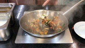 Вок с говядиной и грибами в кафетерии супермаркета Глобус