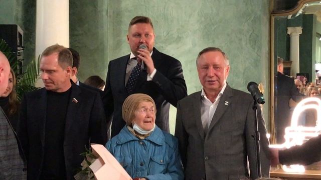 Открытие Дома Книги в Петербурге: губернатор  А.Д.Беглов дарит цветы блокаднице.
