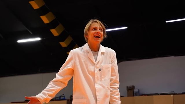 НАСТОЯЩИЙ КАТОК ИЗ 10 000 ТЕННИСНЫХ ШАРИКОВ! смотреть онлайн