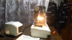 Начинает шить и гудит швейная машинка Janome 525S