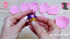 Цветок из гофрированной бумаги с конфетой ?.Corrugated paper flower with candy?.