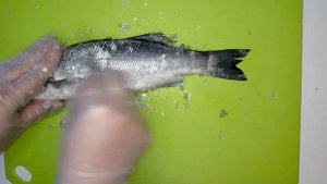 Видеоурок КАК БЫСТРО ПОЧИСТИТЬ РЫБУ за 3 минуты. Чистим СИБАС