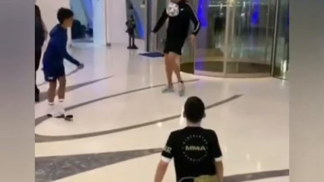 Cr Ronaldo met Ali who was born without legs from Kazakhstan смотреть онлайн