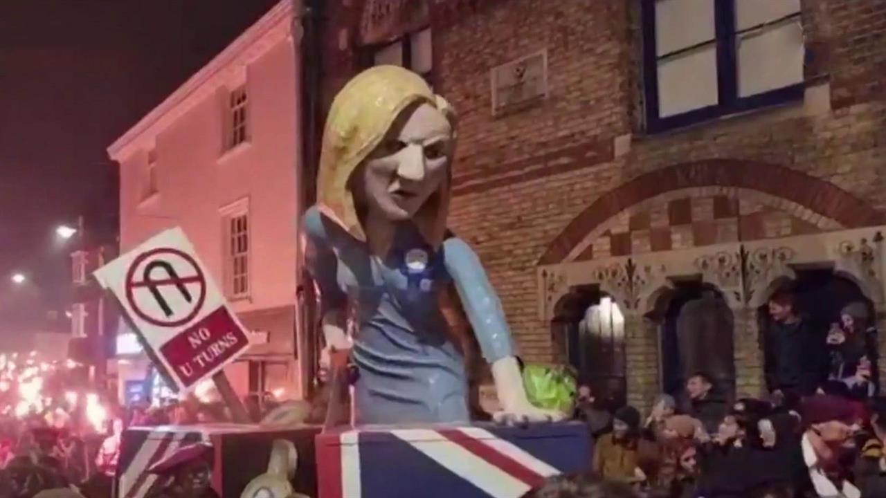 В Великобритании сожгли чучело экс-премьера Лиз Трасс