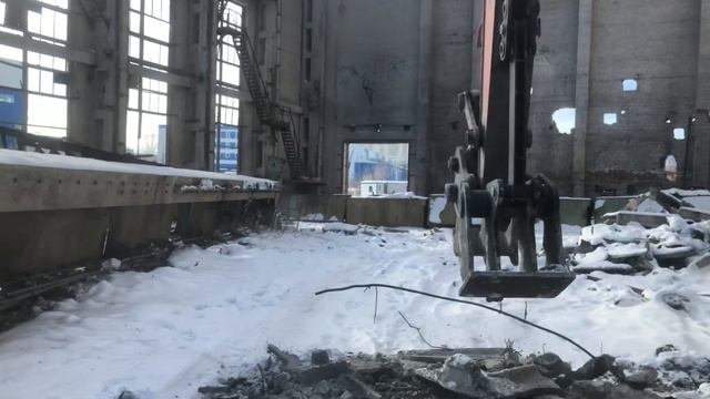 Ломаем плиты экскаватором смотреть онлайн