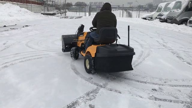 Садовый трактор CUB CADET LT3 с навесным шнекороторным снегоуборщиком