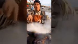 Очень вкусно ест