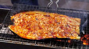 Уличная еда Сианя: шашлыки из баранины и баклажаны на гриле на ужин.