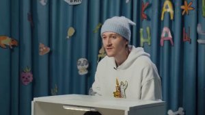 blago white играет со своими шариками на шоу Кажется Нащупал