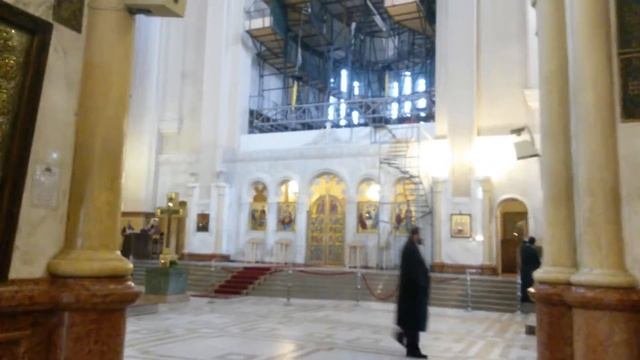 Внутри собора Цминда Самеба (წმინდა სამება) в Тбилиси, Грузия, 30.01.2015