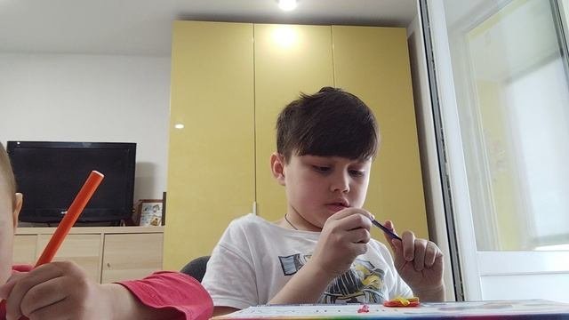 делаю значки из пластилина