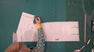 Модное платье с цельнокроеным рукавом и оригинальной горловиной. Платье простого кроя