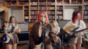 Зачем она берёт ...