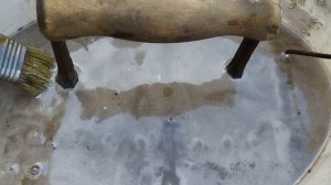 очистка старого угольного утюга