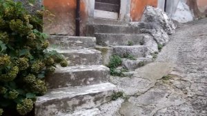 Шале и розы в горах Италии. Прогулка в маленькую горную деревушку. Galdo, provincia  di Salerno.