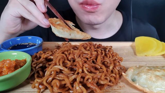 짜파게티 군만두 먹방 BLACK BEAN NOODLES FRIED DUMPLINGS MUKBANG ASMR EATING SOUNDS