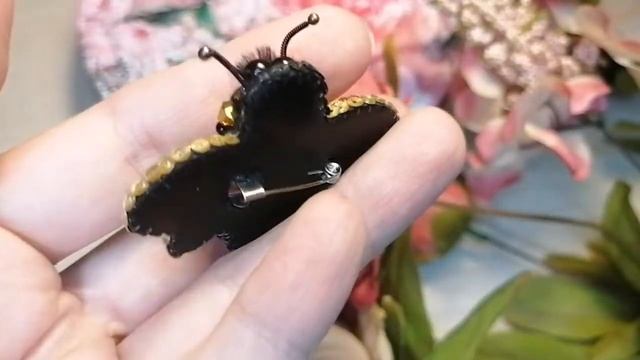 Брошка "Пчёлка Жужа" из натуральной кожи и норки