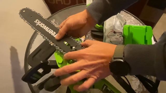 Обзор цепной аккумуляторной пилы Greenworks G40CS30IIK2 смотреть онлайн