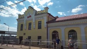 19.06.2021. Россия. Новгородская область. Железнодорожная станция Чудово-Московское + Аллея Зонтико