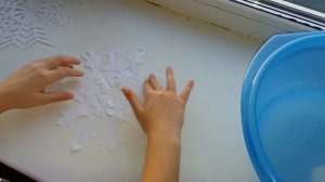 DIY Снежинки на Новый год // Два способа наклеить бумажные снежинки на окно.