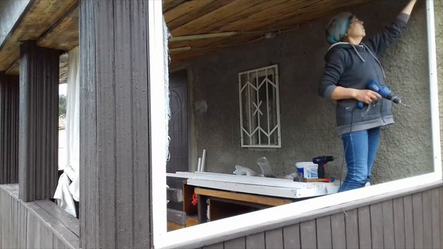 ДЕКОРАТИВНАЯ РЕШЕТКА ИЗ РЕЙКИ НА ВЕРАНДУ ЖЕНСКИМИ РУКАМИ смотреть онлайн