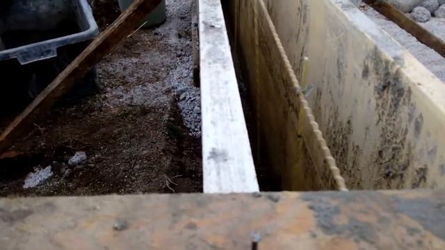 опалубка под заливку бордюра между фундаментами столбов.
