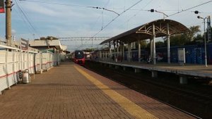 ЭЛЕКТРОПОЕЗД ЭШ2 025 ДВУХЭТАЖНЫЙ АЭРОЭКСПРЕСС ПРОЕЗЖАЕТ СТАНЦИЮ НИЖНИЕ КОТЛЫ (НЫНЕ НАГАТИНСКАЯ).