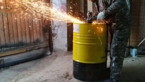 Вскрыть пустую бочку болгаркой за 3 минуты