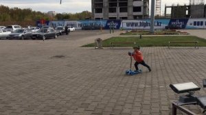 Ребёнок в 2 года свободно катается на самокате!