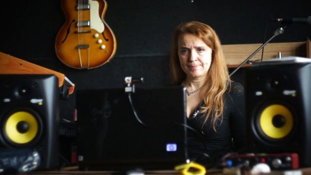 Алла Изверская. Урок в скайпе. Распевка "комарик". Осваиваем свистковый регистр.  (1)