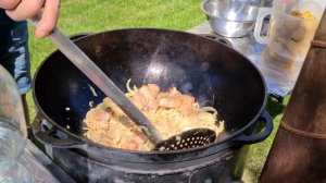 Рёбрышки с картофелем и капустой в казане.