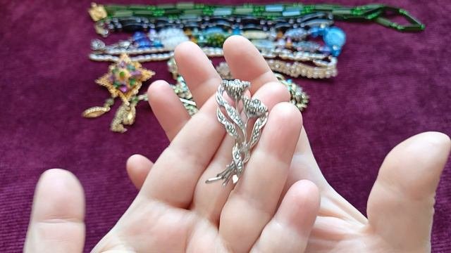 168. Винтажные броши и бусы. Старая Чехословакия.