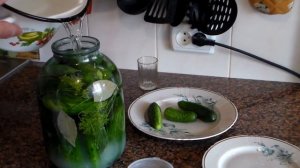 Огурцы квашенные под капроновыми крышками