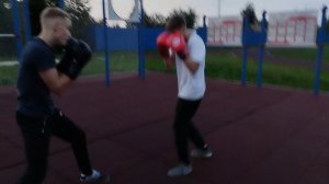 запутался в ногах и подвернул ногу