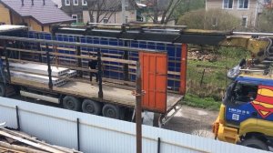 Монтаж плит перекрытия мощным манипулятором.