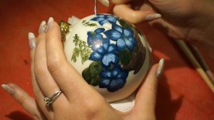 Мастер класс цветы фиалки роспись елочной игрушки / как рисовать витражными красками Plaid Folkart