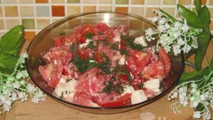 Салат из помидоров и сербской брынзой