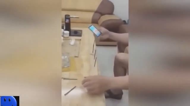 Я ору 34 (Забивает гвозди телефоном) смотреть онлайн