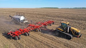 Большая сеялка для большого трактора: гусеничный Challenger MT855C и Bourgault шириной 18 метров!