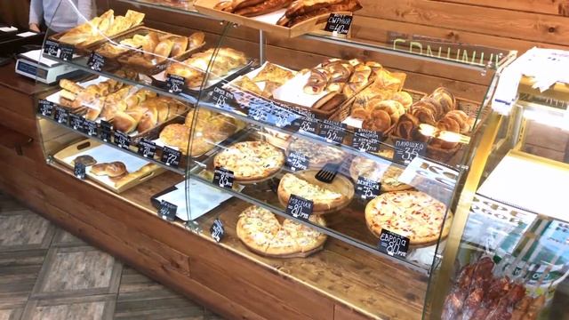 Витрины для выпечки / оборудование для пекарни/ настольные витрины из гнутого стекла смотреть онлайн