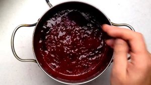 Брусничный соус к мясу с имбирем и кинзой