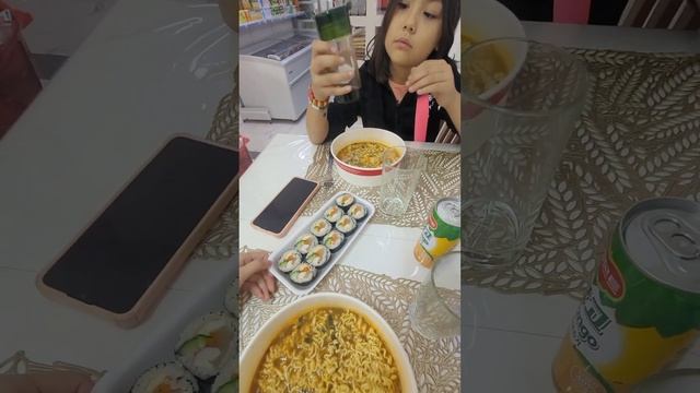 Прогулка в магазин, где можно сварить рамён смотреть онлайн