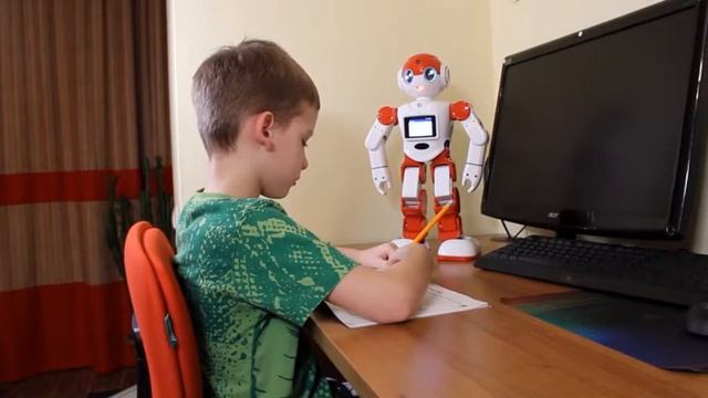 Робот помогает делать уроки