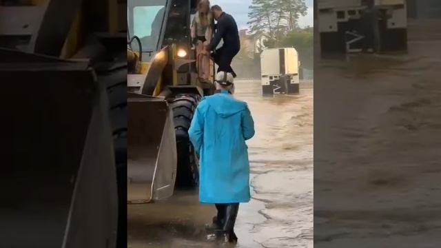 В Приморье продолжает бушевать стихия. Жителей Барабаша эвакуируют. Вместе со спасателями людей с за