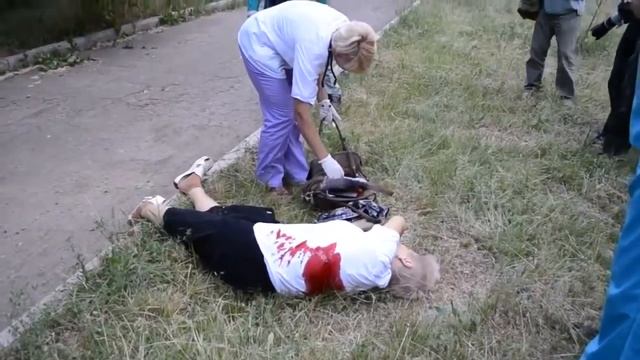 СЛАВЯНСК ШОКИРУЮЩЕЕ ВИДЕО!!!ЖЕРТВЫ СРЕДИ МИРНЫХ ЖИТЕЛЕЙ смотреть онлайн