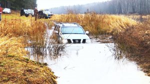 Дядя на Ниссан бросился в воду без разведки. Пикап Nissan Navara на опасном бездорожье.