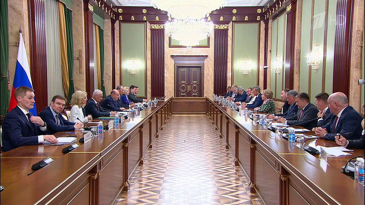 Михаил Мишустин проводит совещание с вице-премьерами и руководством Совета Федерации