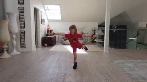 Саша Плющенко тренируется дома. 18.04.2020