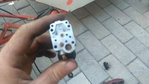 Мотокоса глохнет при максимальных оборотах